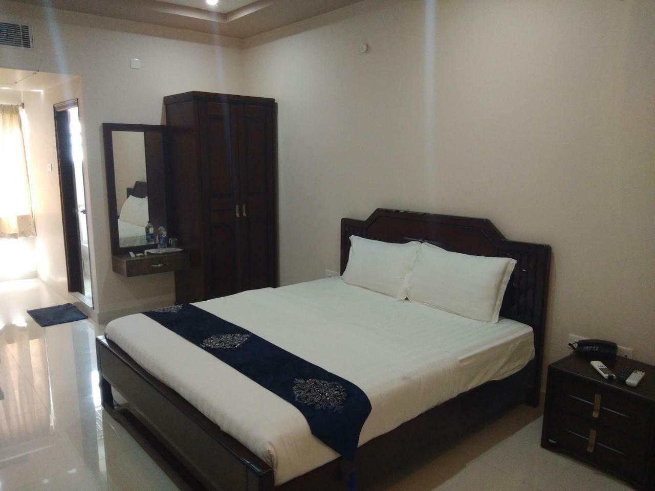 Jnr Grand Hotel Madanapalle Kültér fotó