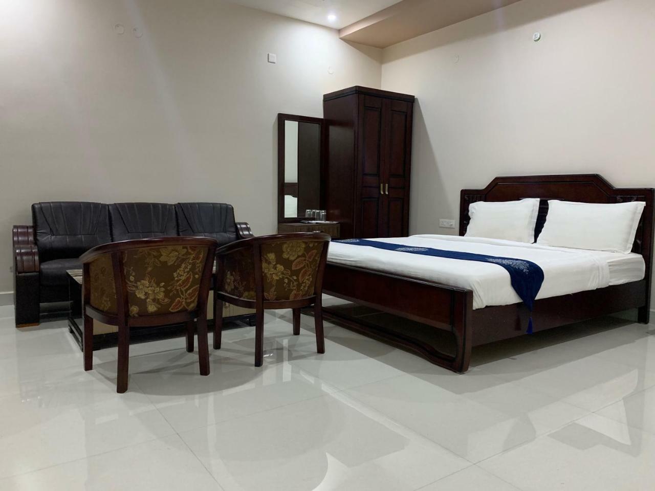 Jnr Grand Hotel Madanapalle Kültér fotó